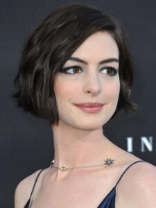 O Corte de Cabelo Curto bob ondulado de Anne Hathaway 2