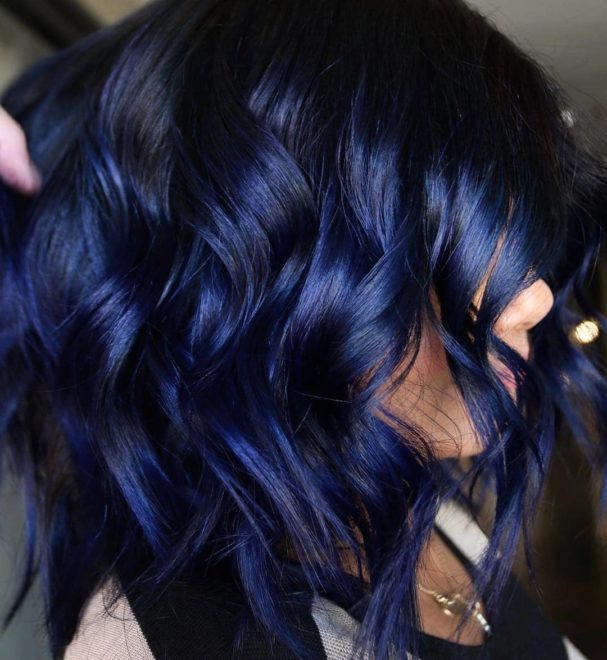 Cabelo azul petróleo coloração cabelos curtos feminino