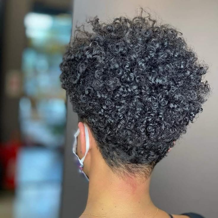 Nuca e lateral cabelo cacheado natural