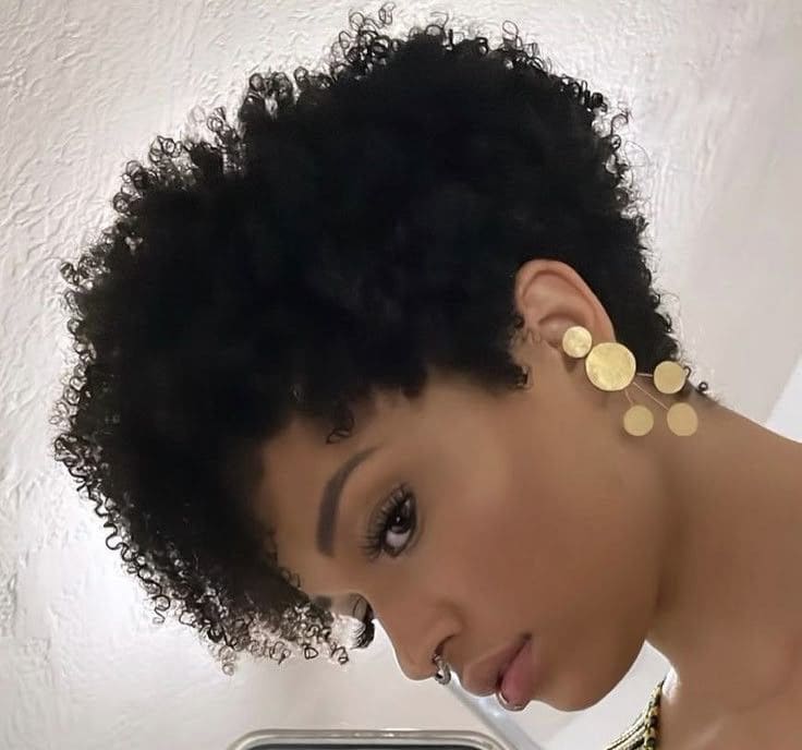 Inspiração de cabelo curto para cabelos crespos