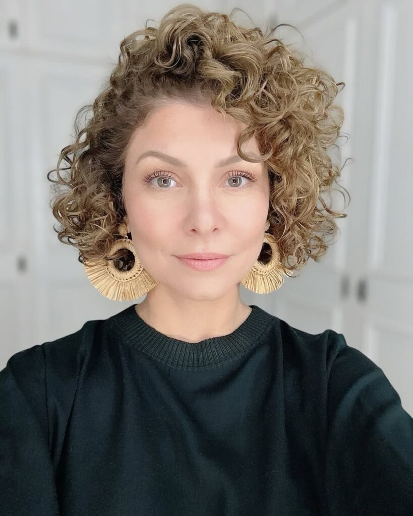 Bárbara Borges cabelo curto ondulado natural frente