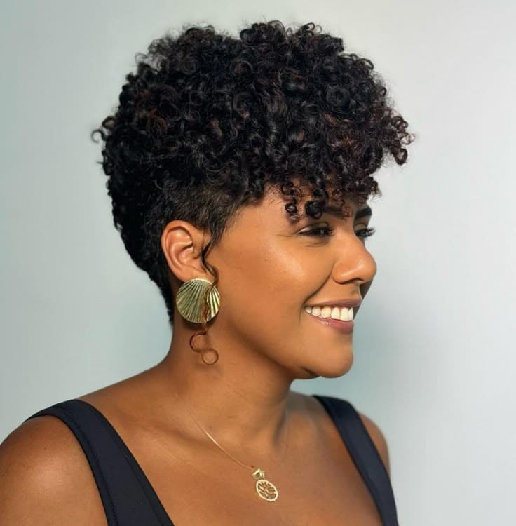 Cabelo cacheado e curto para 2026