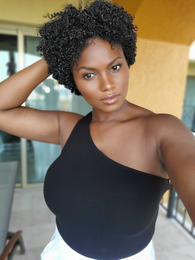 O curto crespo natural e poderoso