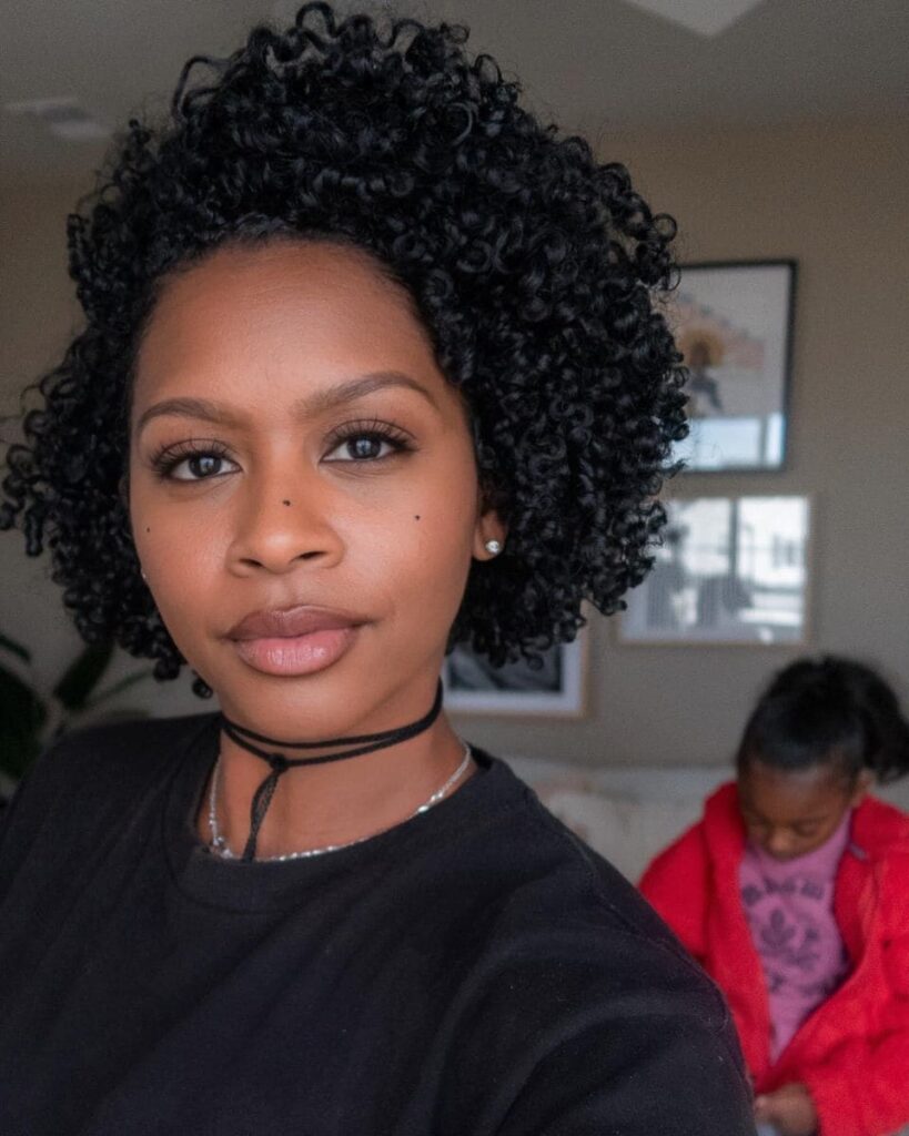 4. Cabelo curto cacheado assimétrico