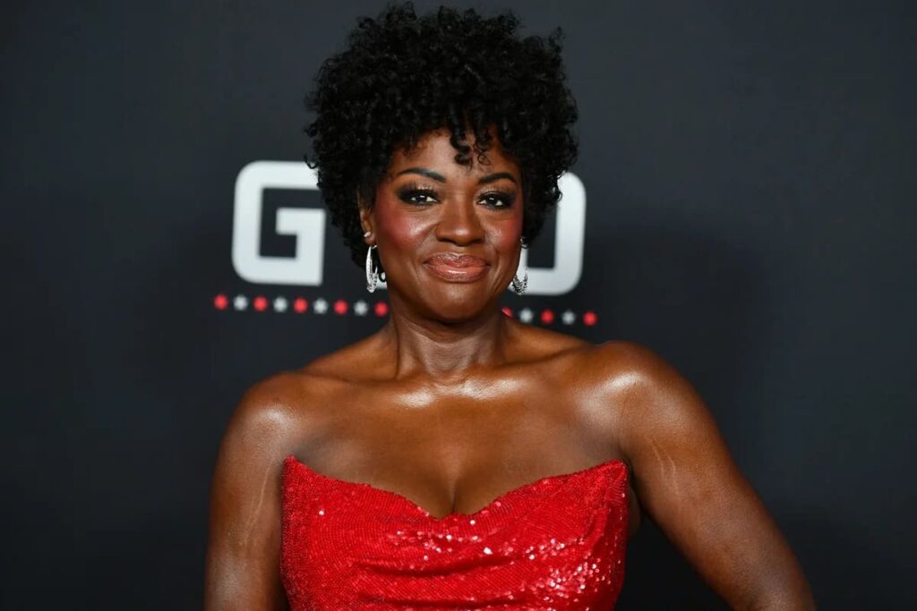 Viola Davis cabelo curto cacheado