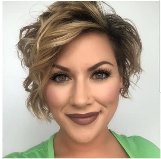 Frente cabelo curto loiro com toque ondulado