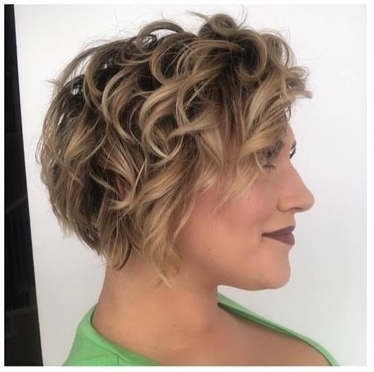 Lateral cabelo curto loiro com toque ondulado 1