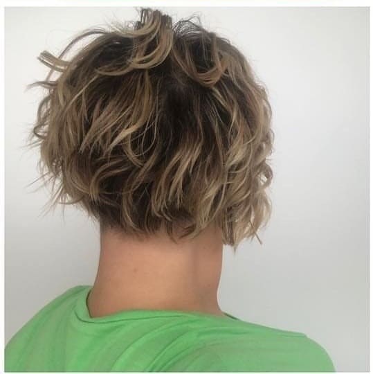 Nuca cabelo curto loiro com toque ondulado