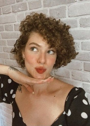 Frente - cabelo curto - cabelos cacheados